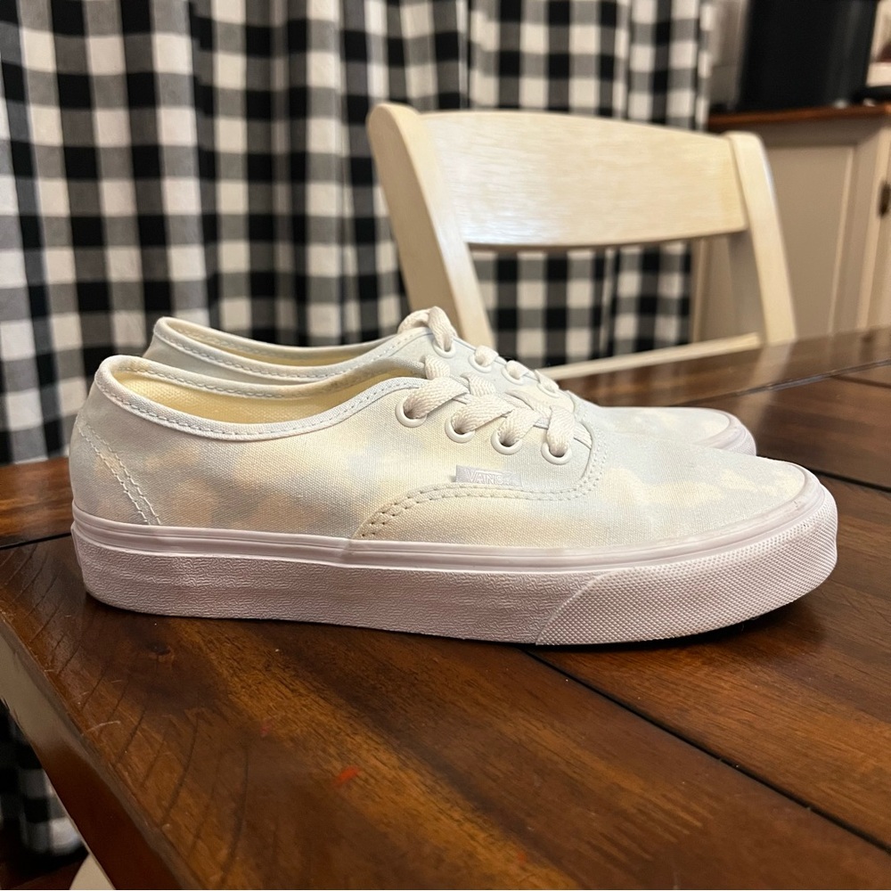Vans Women’s‎ 7 lace up classic shoe bleach wash ballad blue. Excellent cond